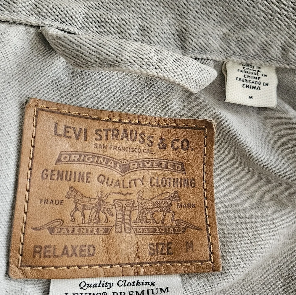 Levi's Relaxed Fit Trucker Jacket Size Medium EUC Unisex